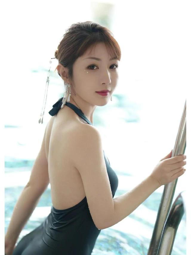 穿泳衣的時(shí)尚美女