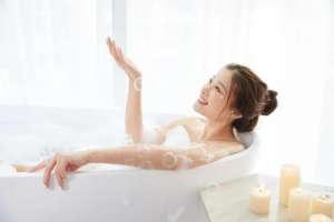 女人下面沒水是怎么回事(女性洗澡時，能順便“站著尿尿”嗎？這3個常識，早了解早獲益)