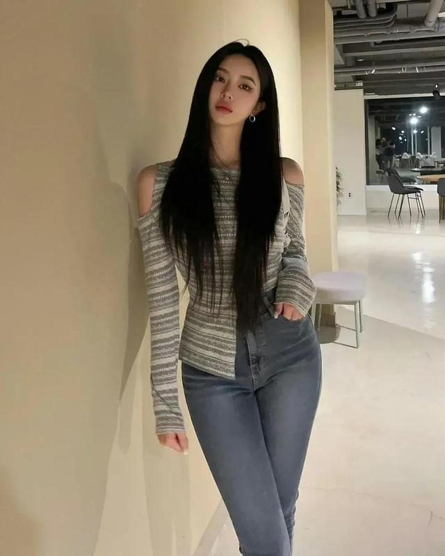 超漂亮美女穿搭緊身牛仔褲 身材完美展示