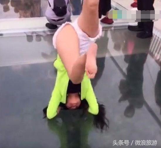 美女在玻璃棧道上一時興起，雙手倒立走路，接下來一幕亮了