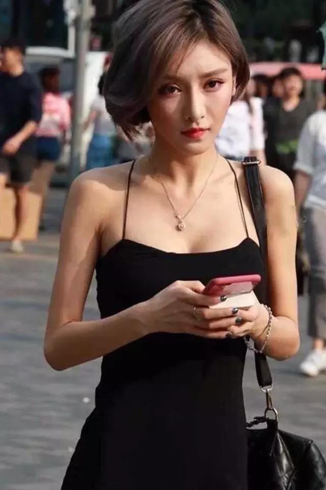 街拍美女：那些傲人上圍，緊身衣好身材的美女們！