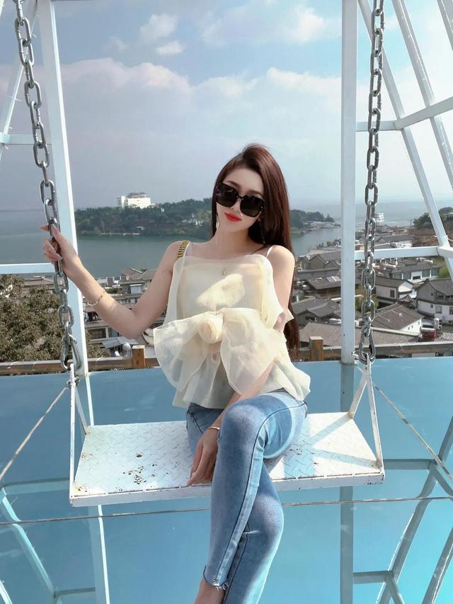 超漂亮美女穿搭緊身牛仔褲 身材完美展示