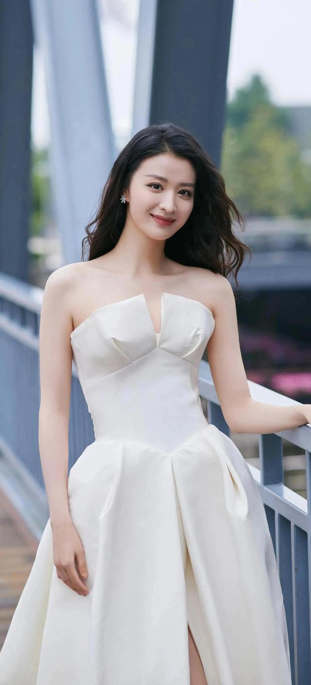古典美女王楚然,她甜甜的笑容好治愈