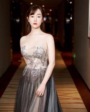 美女秀胸(張檬頻繁秀身材？綠色開口泳衣身材一覽無余，穿旗袍堪稱人間尤物)