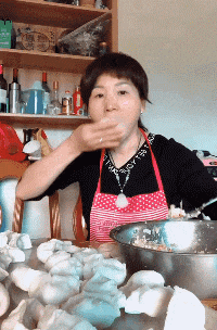“妹子睡覺把腳伸我這，要給她點教訓嗎？”哈哈哈撓她的腳心才對