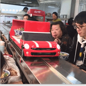 “妹子睡覺把腳伸我這，要給她點教訓嗎？”哈哈哈撓她的腳心才對