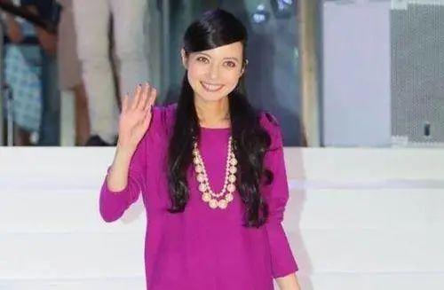 17歲男孩與38歲干姨錯愛,被發現后跳樓,我們的孩子怎么了?