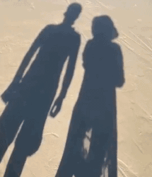 “妹子睡覺把腳伸我這，要給她點教訓嗎？”哈哈哈撓她的腳心才對