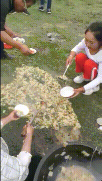 “妹子睡覺把腳伸我這，要給她點教訓嗎？”哈哈哈撓她的腳心才對