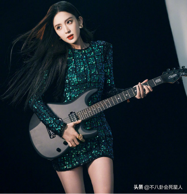 26位女星跨年斗艷：楊冪短裙裹貂，娜扎緊身亮片，個(gè)個(gè)出狠招