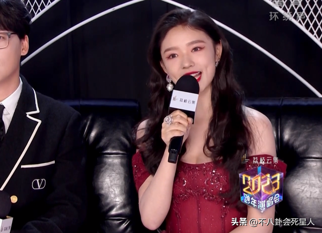 26位女星跨年斗艷：楊冪短裙裹貂，娜扎緊身亮片，個(gè)個(gè)出狠招