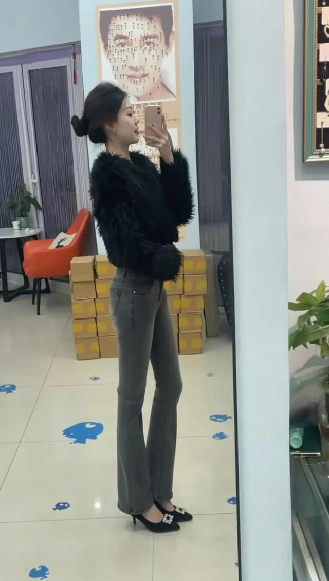 超漂亮美女穿搭緊身牛仔褲 身材完美展示