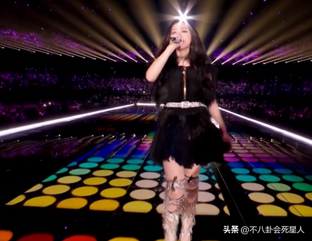 26位女星跨年斗艷：楊冪短裙裹貂，娜扎緊身亮片，個(gè)個(gè)出狠招