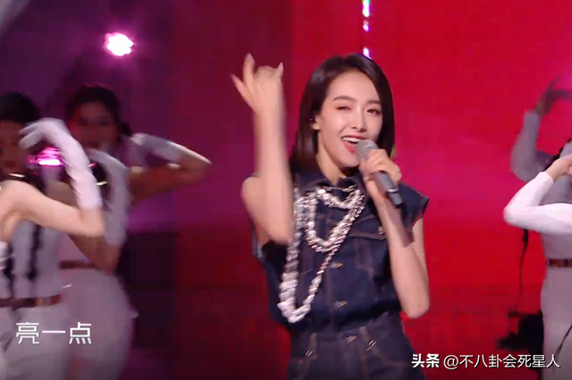 26位女星跨年斗艷：楊冪短裙裹貂，娜扎緊身亮片，個(gè)個(gè)出狠招