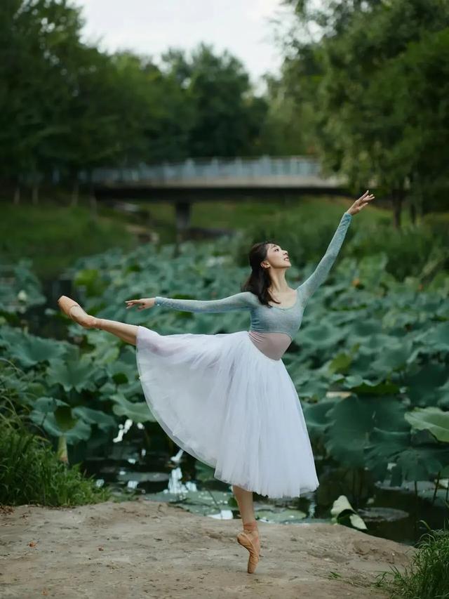 美女芭蕾舞藝術寫真美照，荷塘翩翩起舞的仙女，藝術與自然的結合