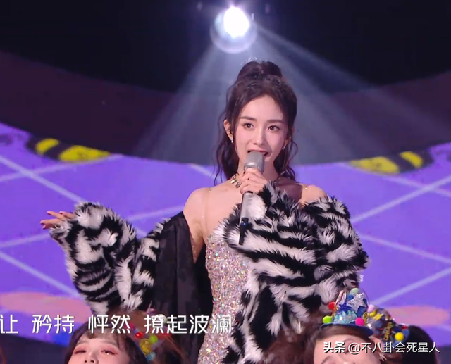 26位女星跨年斗艷：楊冪短裙裹貂，娜扎緊身亮片，個(gè)個(gè)出狠招