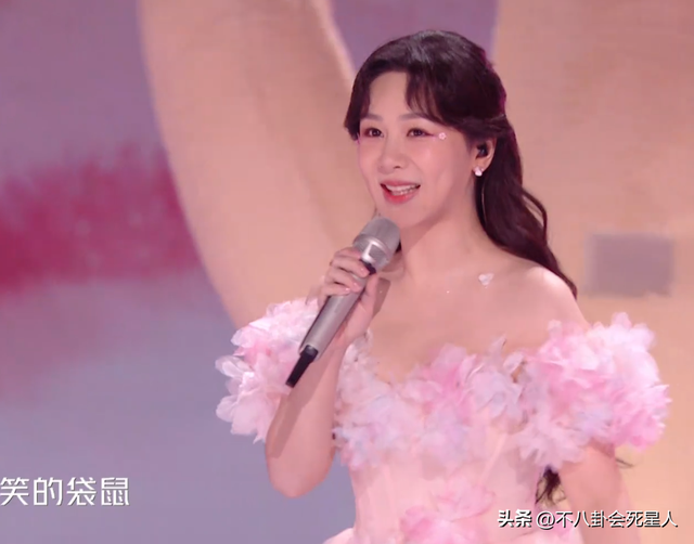 26位女星跨年斗艷：楊冪短裙裹貂，娜扎緊身亮片，個(gè)個(gè)出狠招
