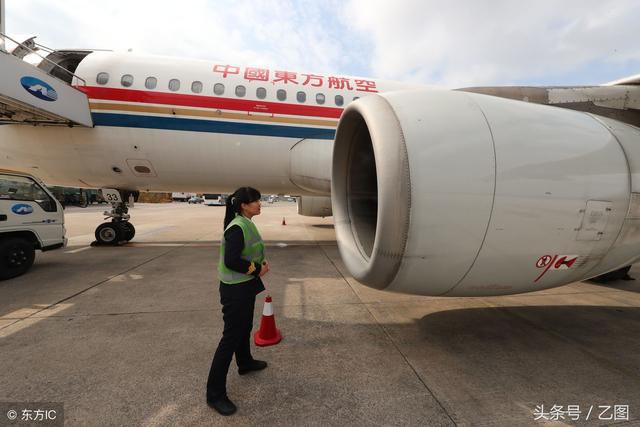 24歲美女駕民航客機一周飛四趟，從不穿裙子，第一次飛行滿手是汗