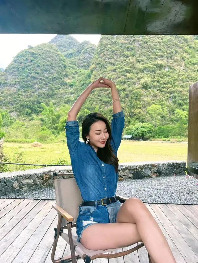 超漂亮美女穿搭緊身牛仔褲 身材完美展示