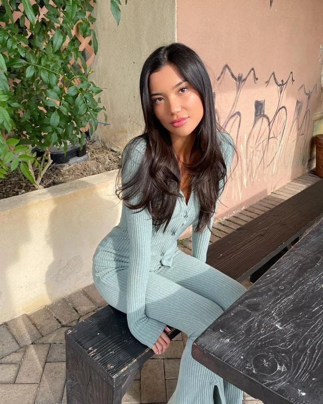 畫家的女模特？性感嫵媚的美國亞裔美女Camila Killa