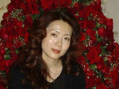 17歲男孩與38歲干姨錯愛,被發現后跳樓,我們的孩子怎么了?