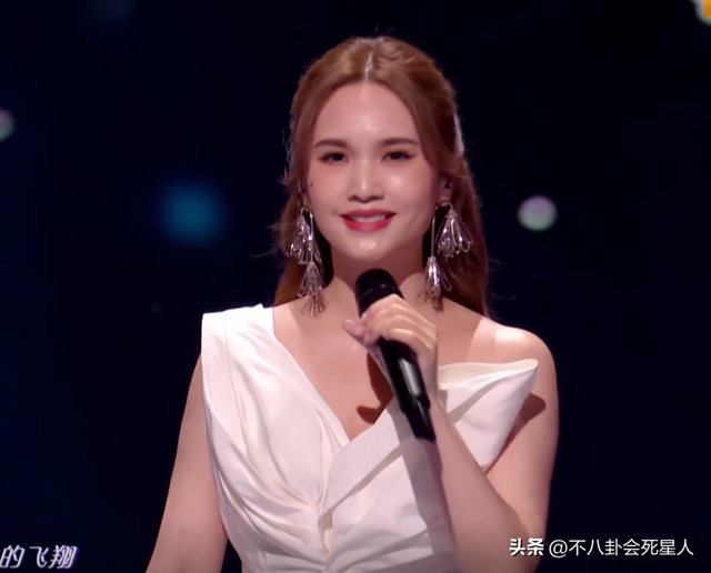 26位女星跨年斗艷：楊冪短裙裹貂，娜扎緊身亮片，個(gè)個(gè)出狠招