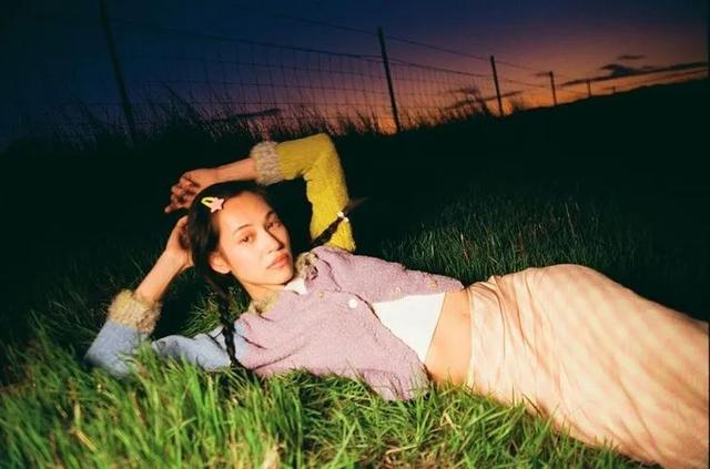 歐陽娜娜只是短暫地做了一下BM女孩,但這件打底衫她會愛很久