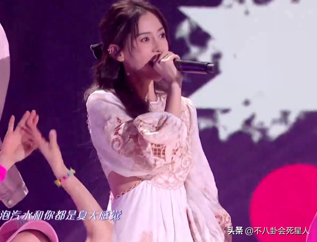 26位女星跨年斗艷：楊冪短裙裹貂，娜扎緊身亮片，個(gè)個(gè)出狠招