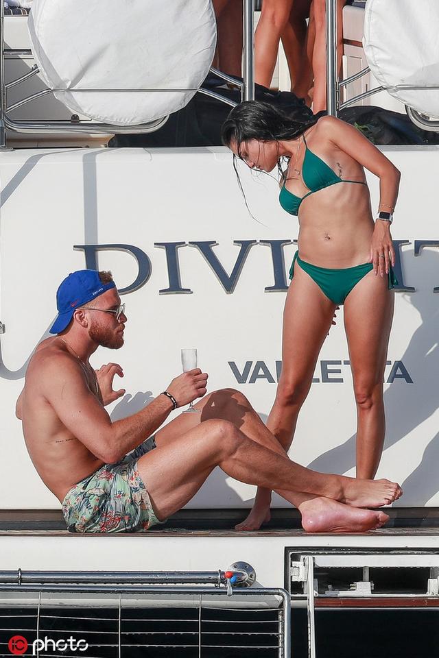 格里芬游艇上與多位美女嬉戲！還與綠色比基尼美女促膝長談