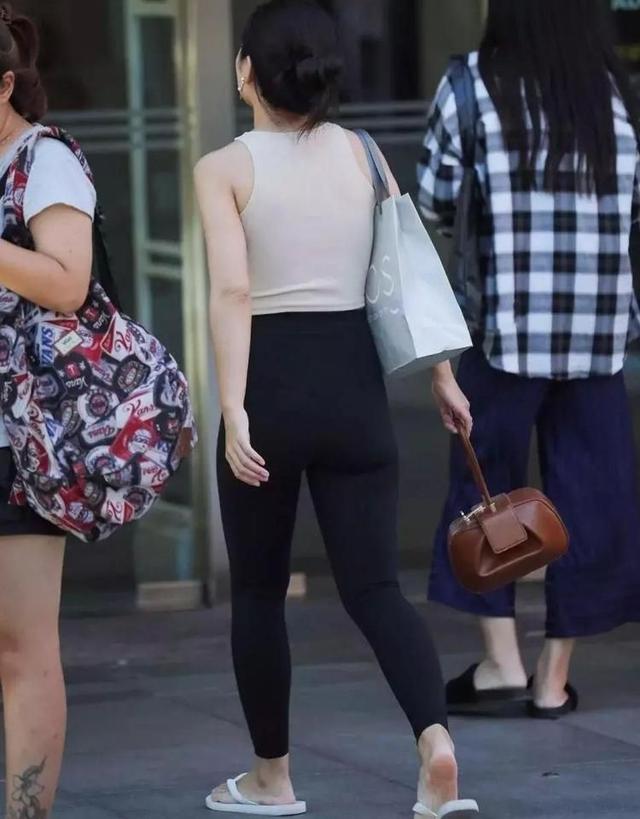 “鯊魚褲+拖鞋”的網紅式穿搭，帶偏多少普通女孩？顯腿粗還卡襠