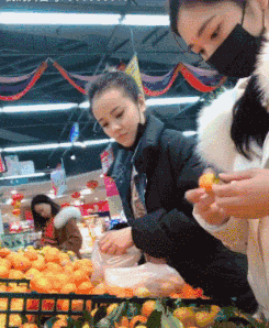 “妹子睡覺把腳伸我這，要給她點教訓嗎？”哈哈哈撓她的腳心才對