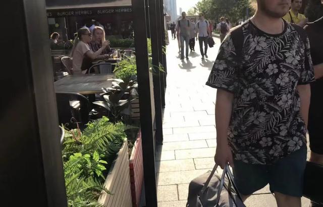 莫斯科的另類女孩，穿鼻環、擴耳朵眼、滿身刺青，要陪我游逛街區