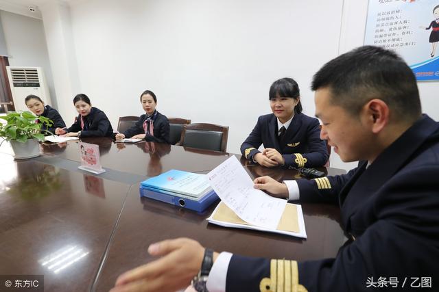 24歲美女駕民航客機一周飛四趟，從不穿裙子，第一次飛行滿手是汗