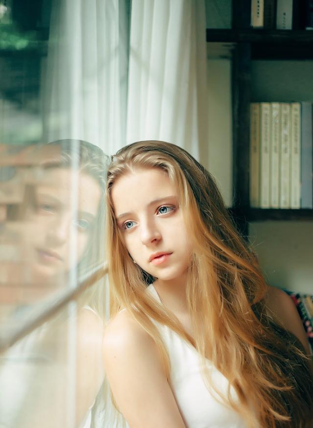 清純金發(fā)碧眼俄羅斯少女