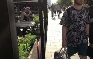 另類美女圖片(莫斯科的另類女孩，穿鼻環、擴耳朵眼、滿身刺青，要陪我游逛街區)