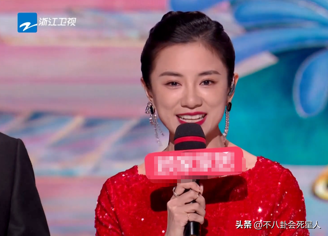 26位女星跨年斗艷：楊冪短裙裹貂，娜扎緊身亮片，個(gè)個(gè)出狠招