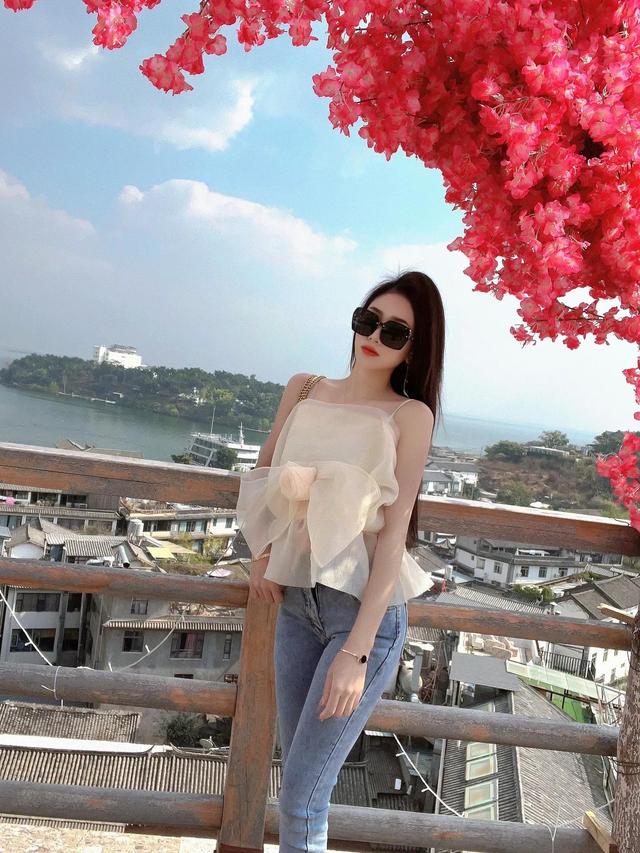 超漂亮美女穿搭緊身牛仔褲 身材完美展示