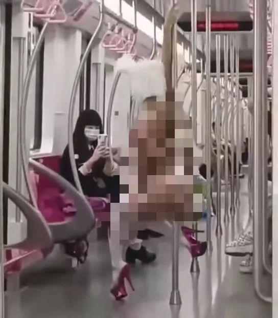“女子在上海地鐵車廂衣著暴露供人拍照”，警方最新通報→