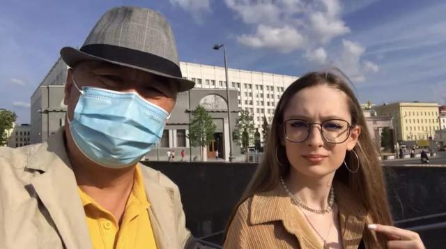 莫斯科的另類女孩，穿鼻環、擴耳朵眼、滿身刺青，要陪我游逛街區