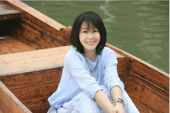 51歲劉若英一襲“陰溝裙”好撩人，氣質優雅如少女，讓人不敢直視