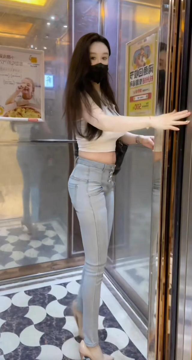 超漂亮美女穿搭緊身牛仔褲 身材完美展示
