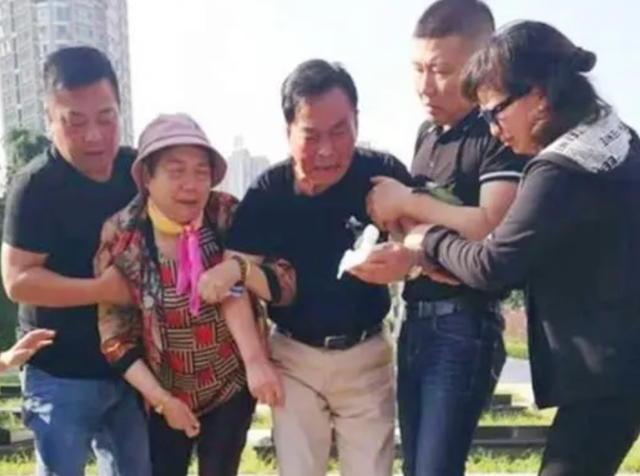 她23歲為國犧牲,父親哭瞎了雙眼,弟弟苦尋64年后在墓地痛哭