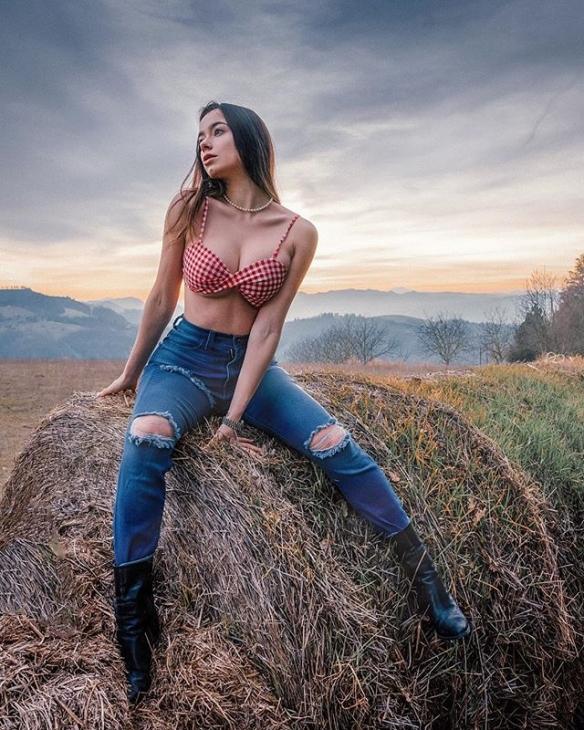 蜜瓜美臀+“胸”猛歐派！意大利辣妹Eleonora性感私照