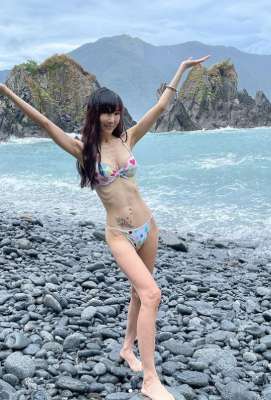 美女胸照(55歲女模特瘦成“排骨精”，穿比基尼大秀事業線，腰間骨骼太搶鏡)