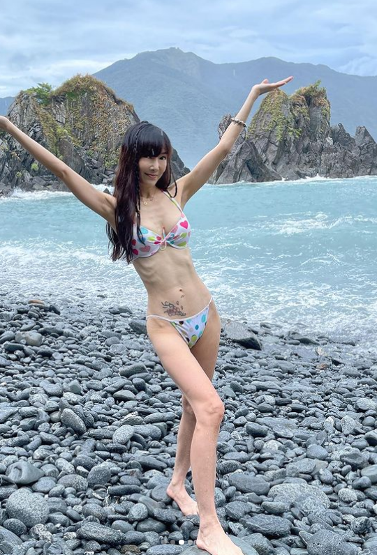 55歲女模特瘦成“排骨精”，穿比基尼大秀事業(yè)線，腰間骨骼太搶鏡