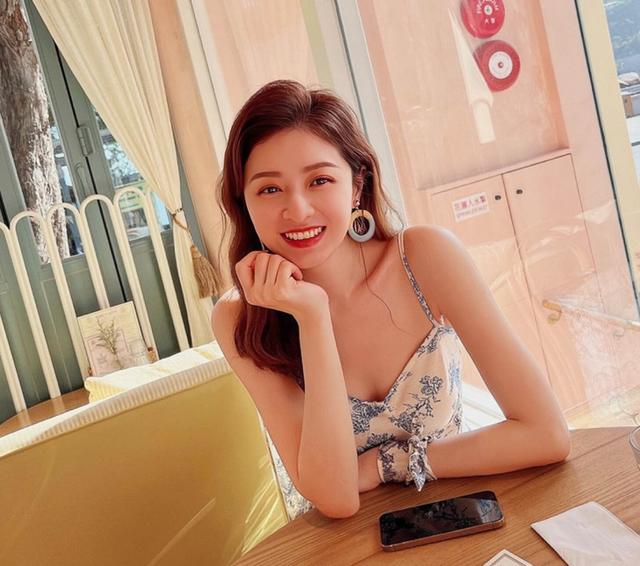 香港知名女星愛上空中瑜伽，大秀豐滿好身材，因裙子太透疑走光