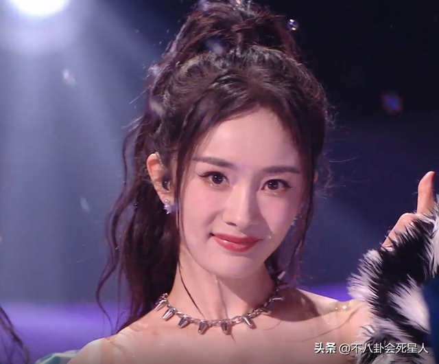 26位女星跨年斗艷：楊冪短裙裹貂，娜扎緊身亮片，個(gè)個(gè)出狠招