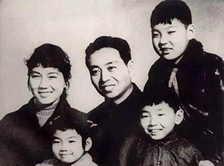 新鳳霞：殘疾后曾重度自閉，重生后曾上春晚！她死后女兒并不難過