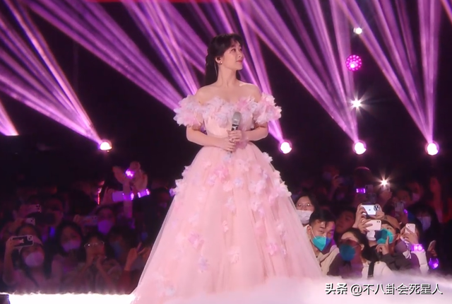 26位女星跨年斗艷：楊冪短裙裹貂，娜扎緊身亮片，個(gè)個(gè)出狠招