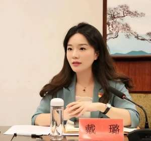 陪睡美女(記實：美女市長楊曉波，陪睡40位男人，被抓時跪地哭喊求饒)